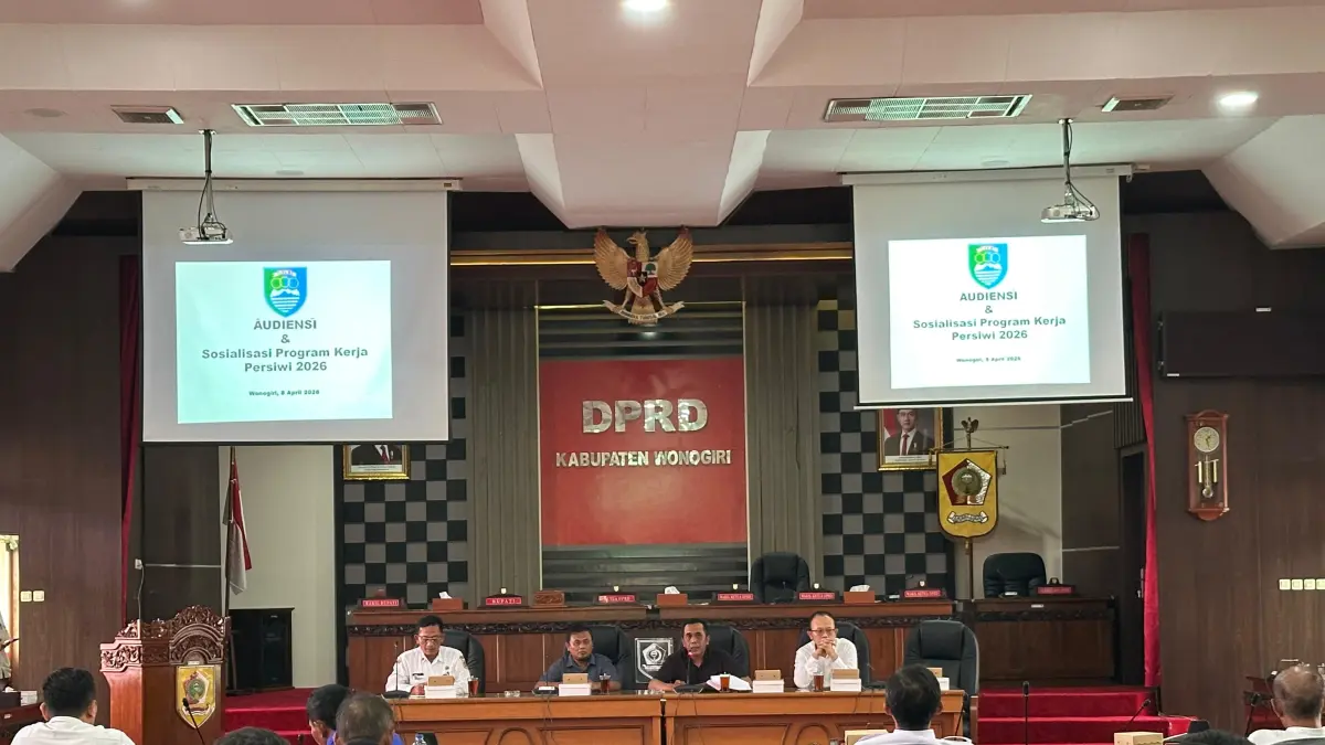 Pecinta sepakbola saat berdiskusi dengan sejumlah pihak di DPRD Wonogiri Rabu (8/4/2026). (IWAN ADI/RADAR SOLO)