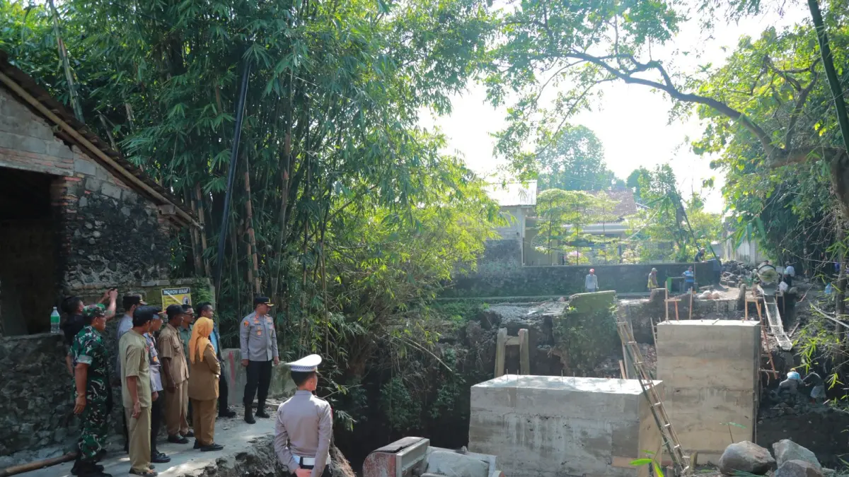 Pembangunan Jembatan di Desa Gumul, Kecamatan Karangnongko, Klaten yang sudah dimulai (Dokumentasi Polres Klaten)