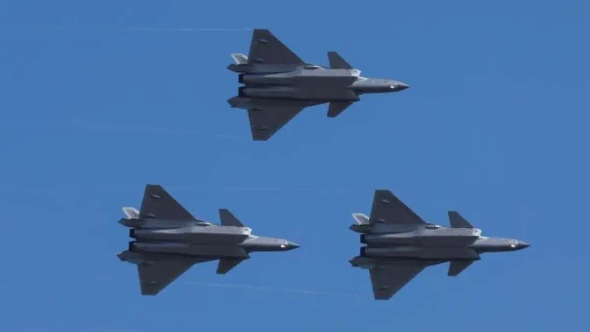 Pesawat tempur siluman J-20 milik Angkatan Udara Tentara Pembebasan Rakyat (People