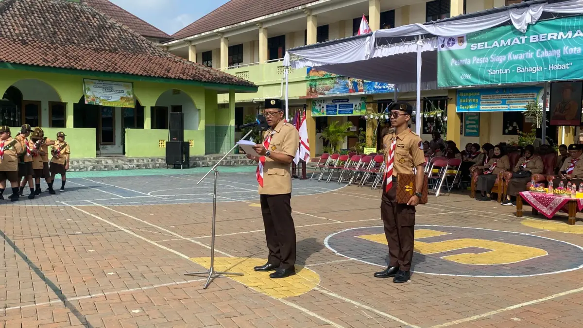 Sambutan Sekretaris Daerah (Sekda) Kota Solo Budi Murtono saat seleksi barung pramuka siaga di Mojosongo, Kamis (9/4). (ALFIDA NURCHOLISAH/RADAR SOLO)