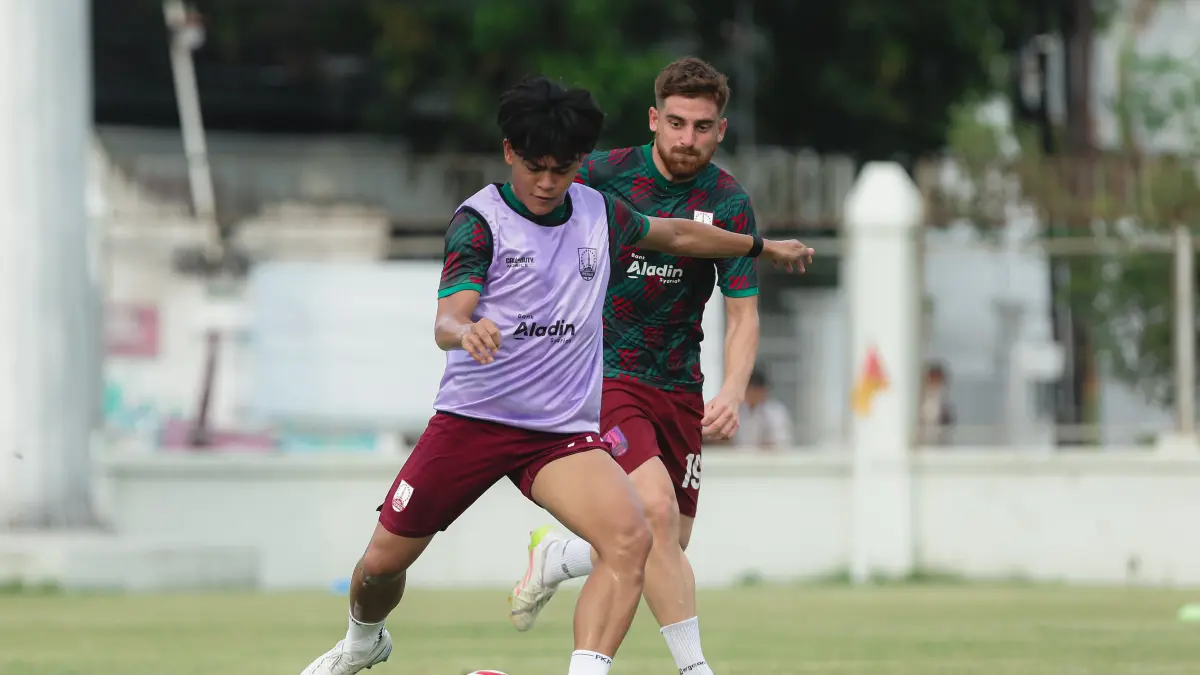 TEMPA DIRI: Gelandang Persis Solo Zanadin Fariz dan Dejan Tumbas saat jalani sesi latihan di Lapangan Sriwaru, Rabu (8/4/2026). (TIM MEDIA PERSIS SOLO)