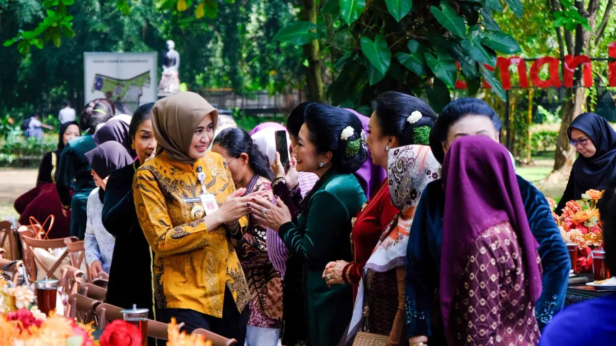 Wakil Wali Kota Solo Astrid Widayani bersama ibu-ibu berkebaya di Taman Balekambang. (Humas Pemkot Solo)