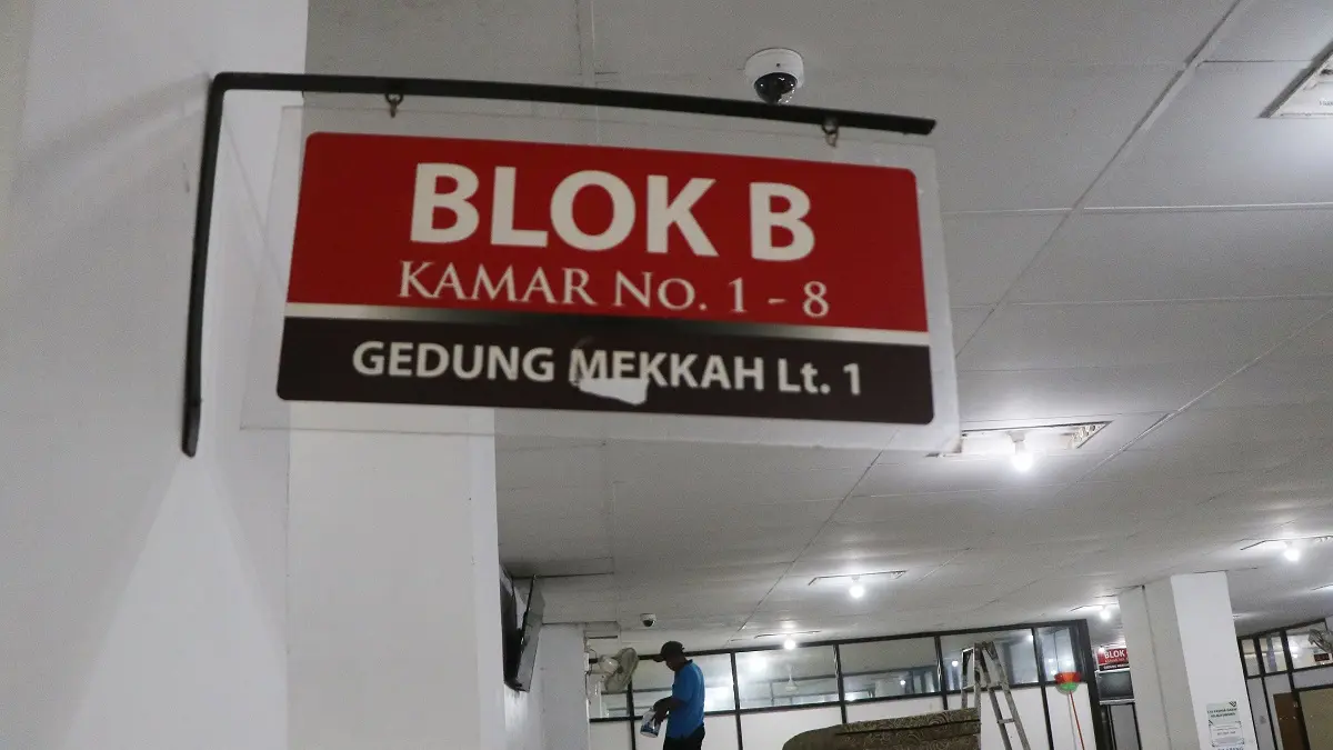 Pengelola Unit Pengelola Asrama Haji Donohudan memacu persiapan akhir guna menyambut kedatangan puluhan ribu calon jemaah yang akan memulai perjalanan ibadah ke tanah suci. Tampak pekerja merapikan gedung Mekkah, Jumat (10/4/2026). (ARIEF BUDIMAN/RADAR SOLO)