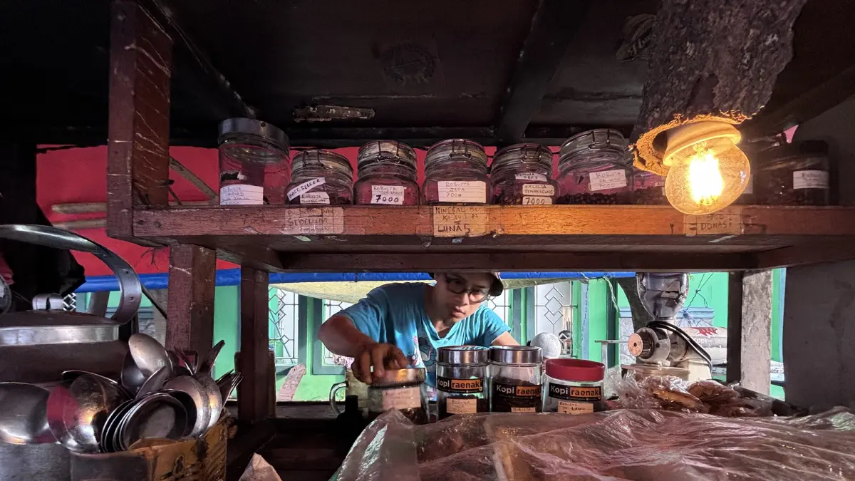 Dwi Zimbahwe menjual kopi berkulitas dengan harga terjangkau di angkringannya kawasan Pabelan, Kartasura, Sukoharjo. (Arief Budiman/Radar Solo)
