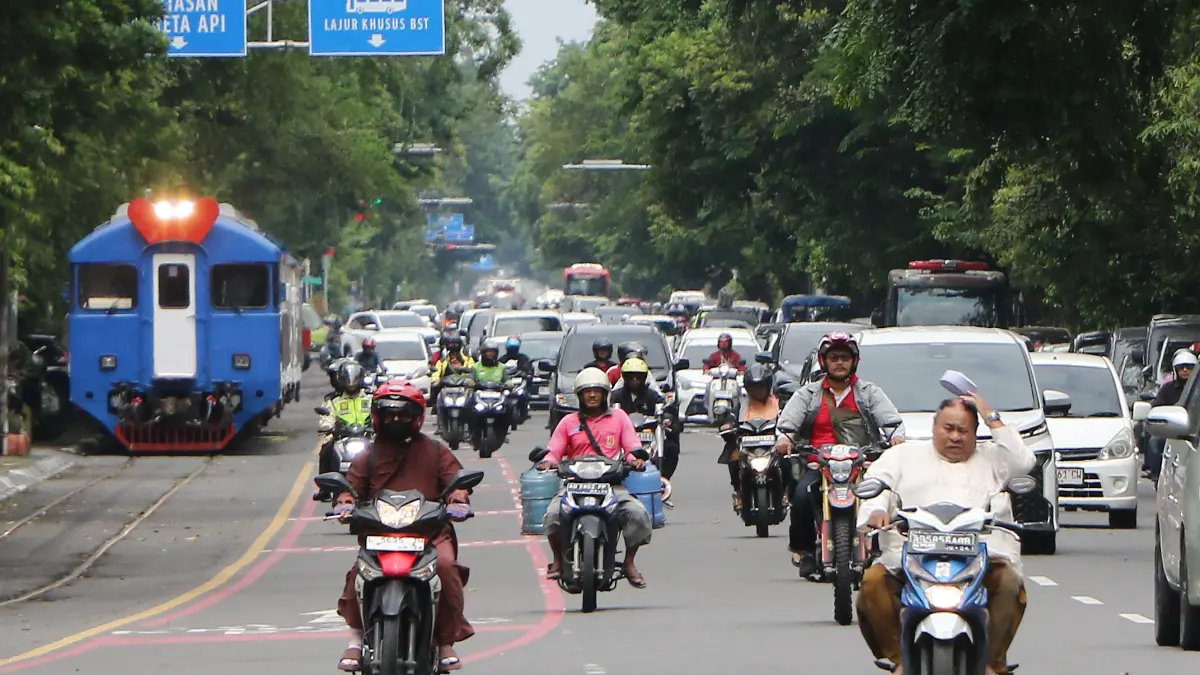 Kereta dan kendaraan beriringan di Jalan Slamet Riyadi Solo. (Arief Budiman/Radar Solo) 