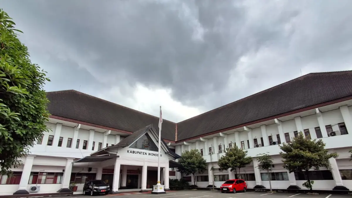 Kompleks perkantoran di lingkungan Sekretariat Daerah (Setda) Wonogiri tampak lengang di hari pertama penerapan WFH, Jumat (10/4/2026). (IWAN ADI/RADAR SOLO)