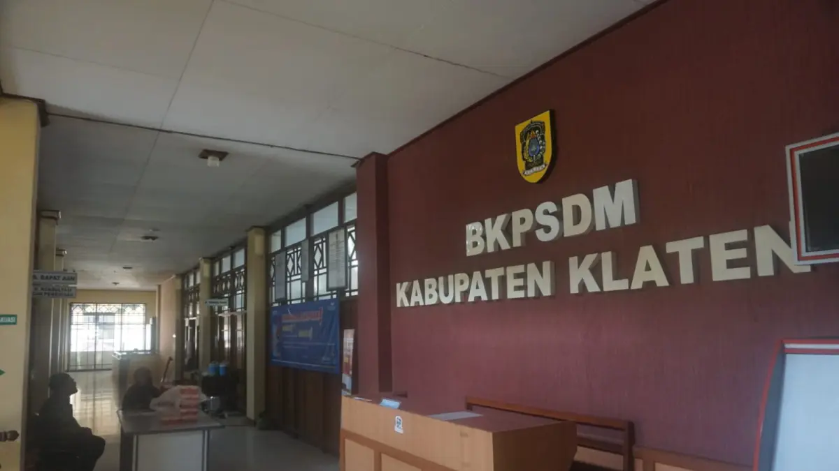Lampu di sepanjang lorong Gedung C Kompleks Kantor Bupati Klaten dimatikan yang merupakan bagian dari efisiensi energi. (ANGGA PURENDA/RADAR SOLO)