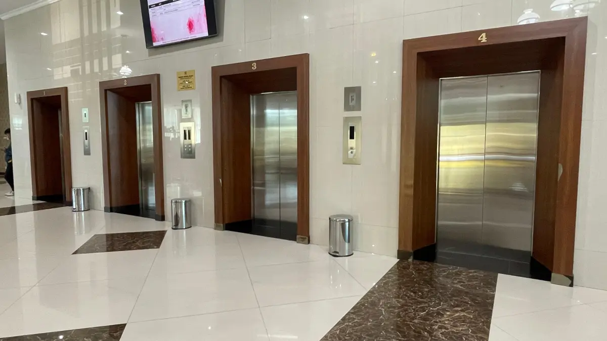 Lift di Gedung Menara Wijaya dimatikan, bersamaan dengan WFH ASN tiap Jumat, mulai 10 April 2026. (IWAN KAWUL/RADAR SOLO)