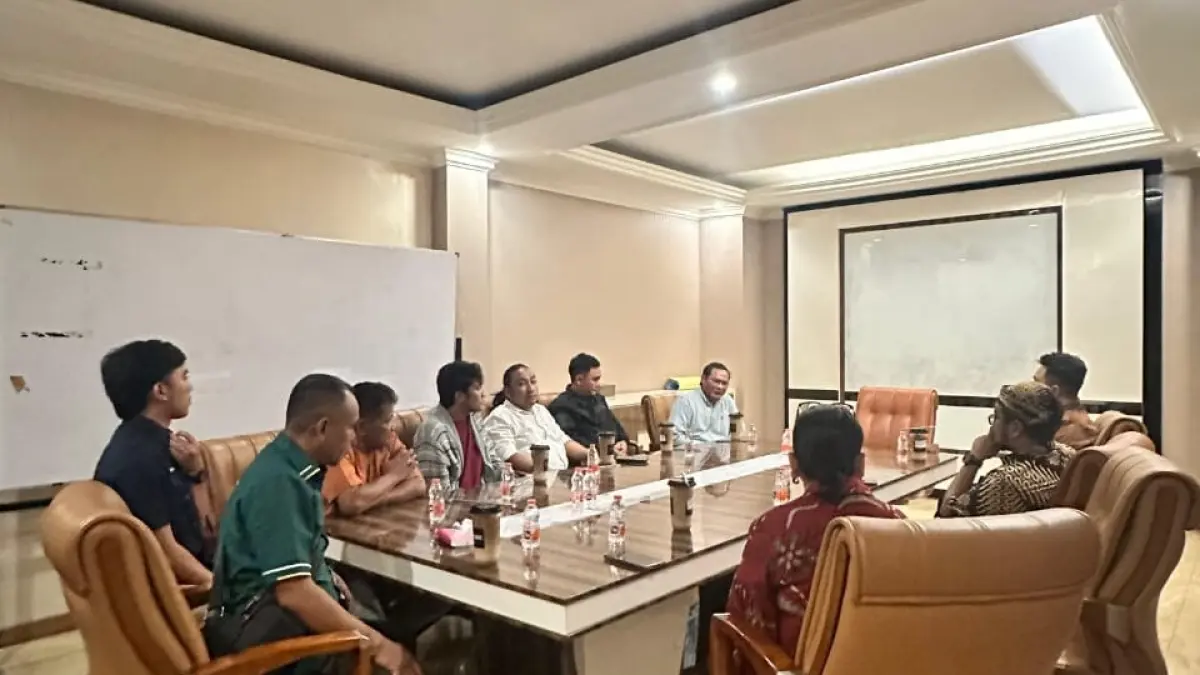 PB XIV Purbaya berdiskusi dengan kuasa hukumnya. (Ist)