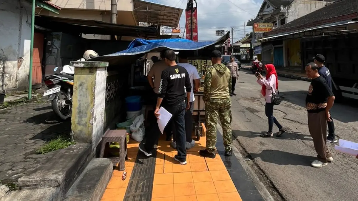 Satpol PP dan Damkar Klaten saat melakukan sosialisasi kepada para PKL yang berjualan di trotoar sepanjang Jalan Raya Jatinom. (Dok Satpol PP dan Damkar Klaten)