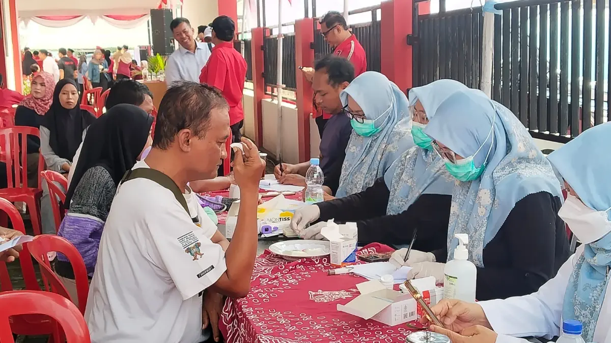 Sejumlah warga saat melakukan pengecekan kesehatan gratis dan dapur Marhaen di Kantor DPC PDIP Karanganyar, Jumat (10/4/2026). (Rudi Hartono/Radar Solo)