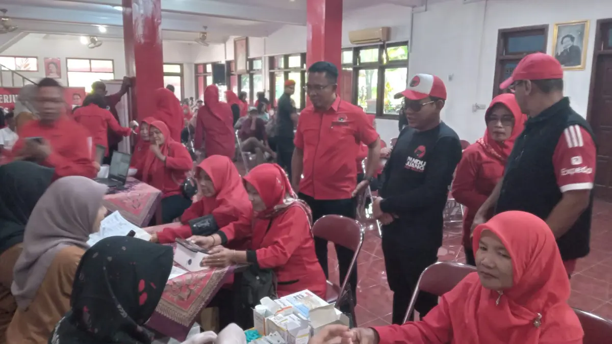 Suasana pengobatan dan pembagian makan siang gratis di Kantor DPC PDI Perjuangan Sukoharjo, Jumat (10/4). (IWAN KAWUL/RADAR SOLO)