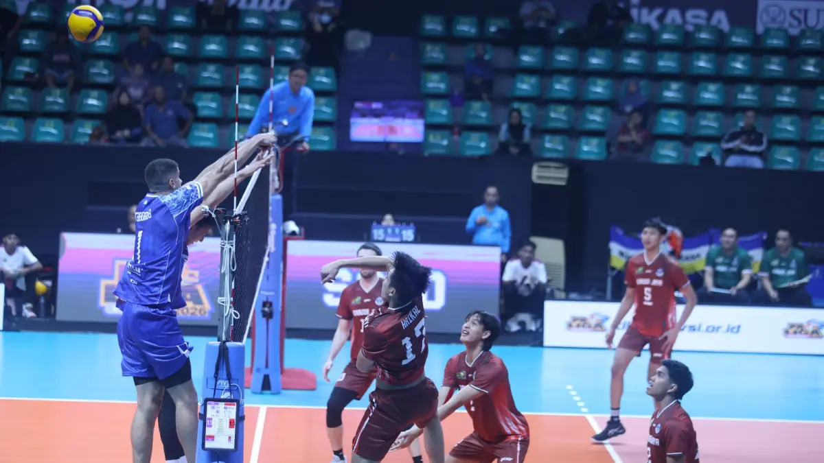 Surabaya Samator bertanding melawan Jakarta Garuda Jaya di GOR Sritex Arena, Solo, Jumat (10/4) malam