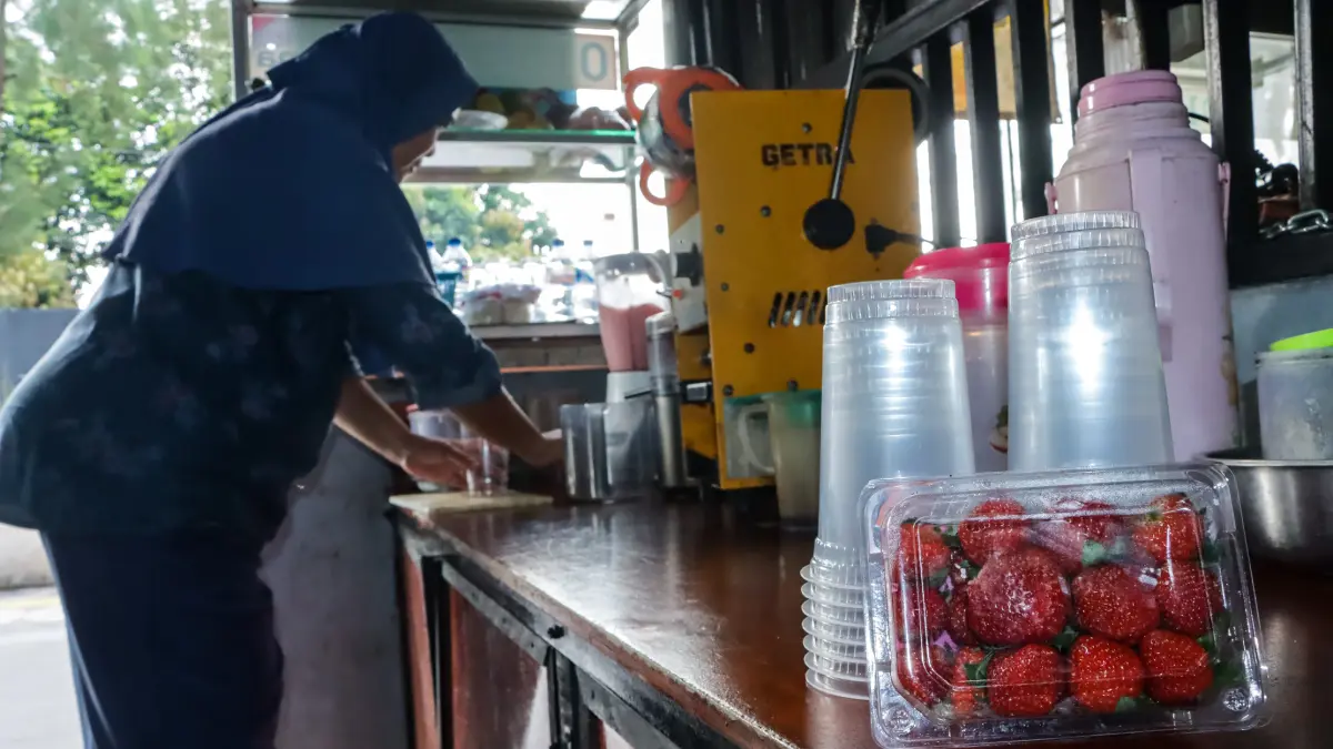 UMKM di Solo terdampak krisis plastik akibat mahalnya bahan baku impor. (M Ihsan/Radar Solo)