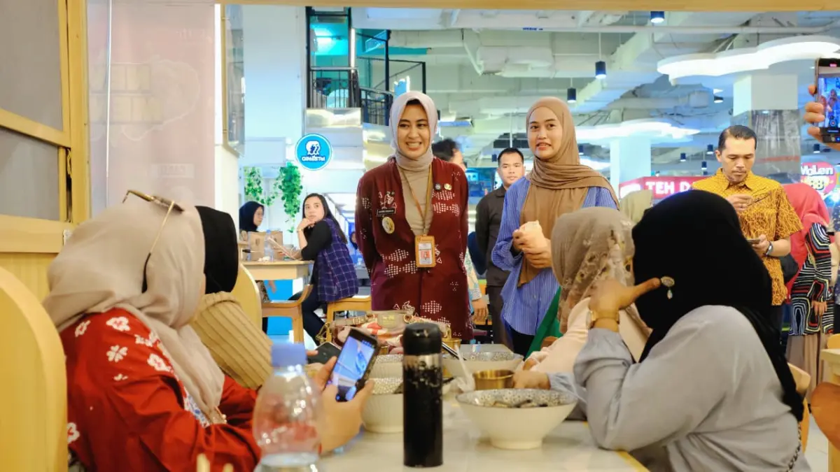 Wakil Wali Kota Surakarta Astrid Widayani sosialisasikan pembatasan plastik sekali pakai kepada pengunjung di area foodcourt lantai 3 NEO Solo Grand Mall, Jumat (10/4/2026). (ISTIMEWA)