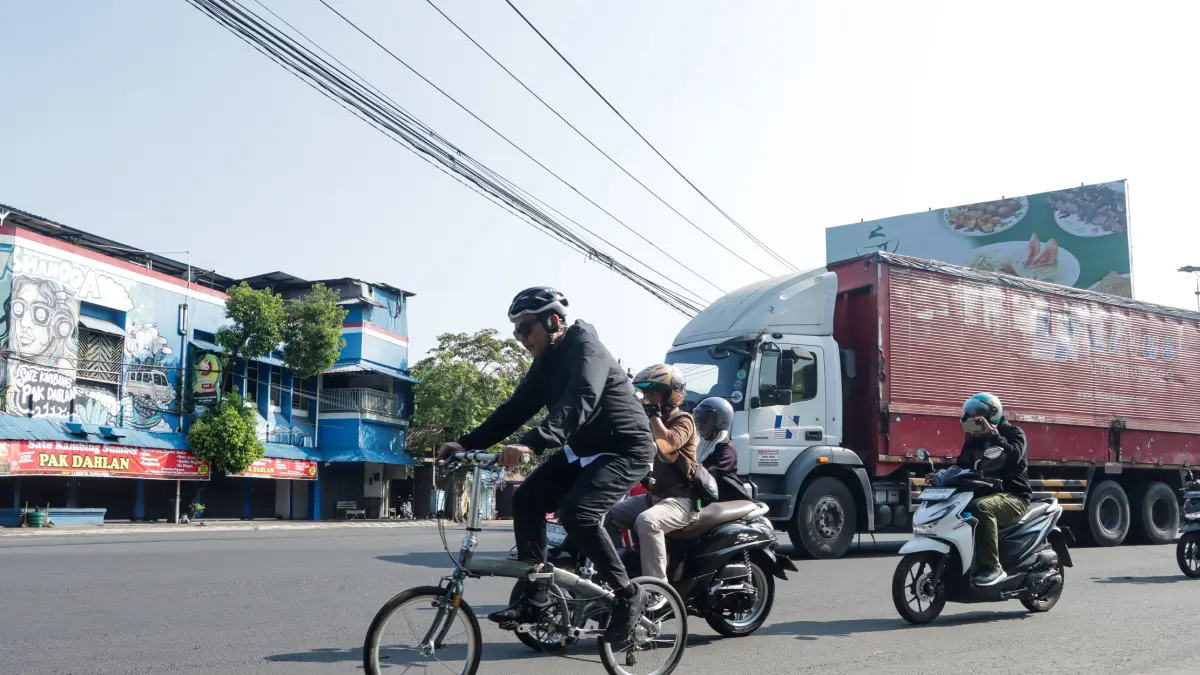 Wali Kota Solo Respati Ardi meninjau sejumlah lokasi dengan naik sepeda. (M Ihsan/Radar Solo)
