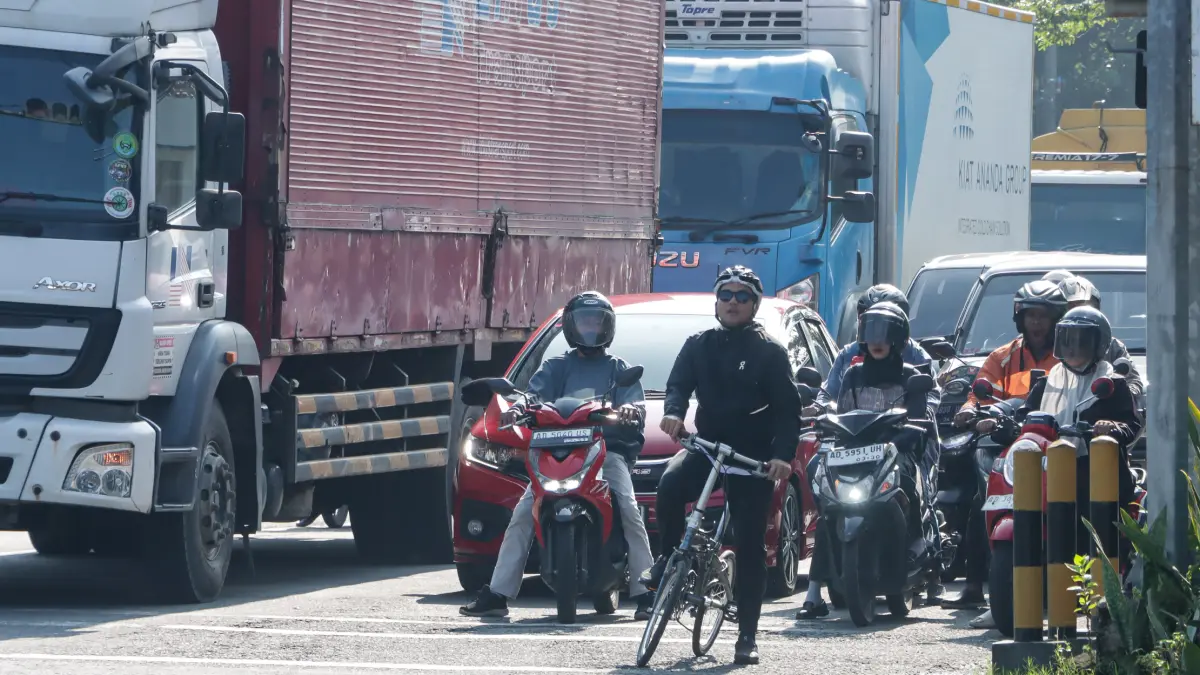 Wali Kota Solo Respati Ardi naik sepeda sidak ke beberapa lokasi. (M Ihsan/Radar Solo) 