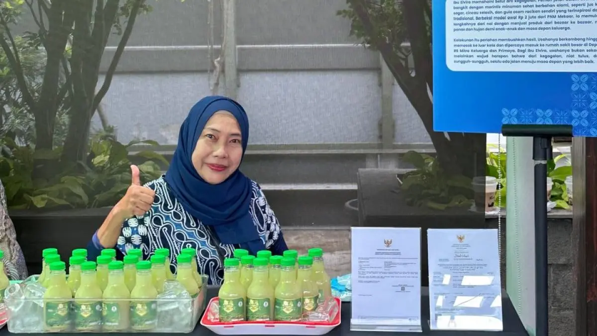 Elvira Safitri berhasil membangun usaha minuman sehat. Usahanya semakin kuat seiring dukungan nyata dari Ekosistem Ultra Mikro melalui sinergi Holding Ultra Mikro BRI Group. (DOK.BRI)