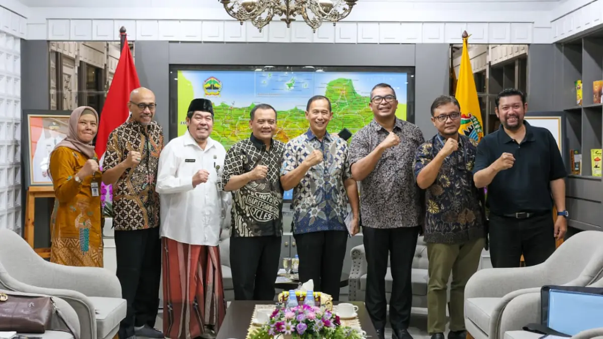 Gubernur Jateng Ahmad Luthfi (empat dari kiri) bahas pendirian KDMP bersama Penasihat Khusus Presiden Bidang Politik dan Keamanan, Brigjen Pol (Purn) Erwin Chahara Rusmana (empat dari kanan). (PEMPROV JATENG) 