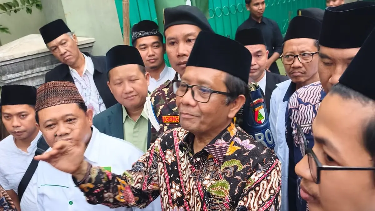 Mahfud MD di sela kunjungannya ke Pondok Pesantren Walisongo, Sragen, Sabtu (11/4). (AHMAD KHAIRUDIN/RADAR SOLO)