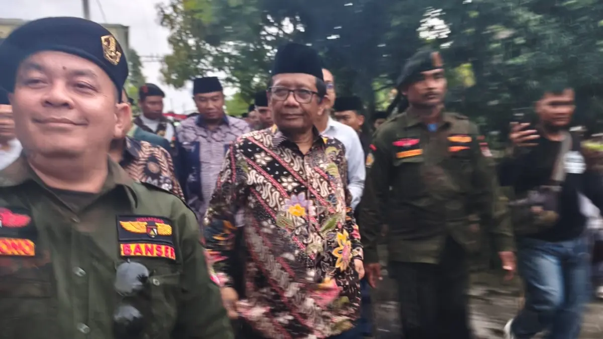 Mahfud MD saat berkunjung ke Pondok Pesantren Walisongo, Sragen, Sabtu (11/4). (AHMAD KHAIRUDIN/RADAR SOLO)