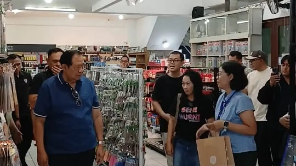 Presiden ke-6 RI, Susilo Bambang Yudhoyono berbelanja peralatan untuk melukis di Toko Tunas Mekar, Solo, Sabtu (11/4/2026). (DAMIANUS BRAM/RADAR SOLO)