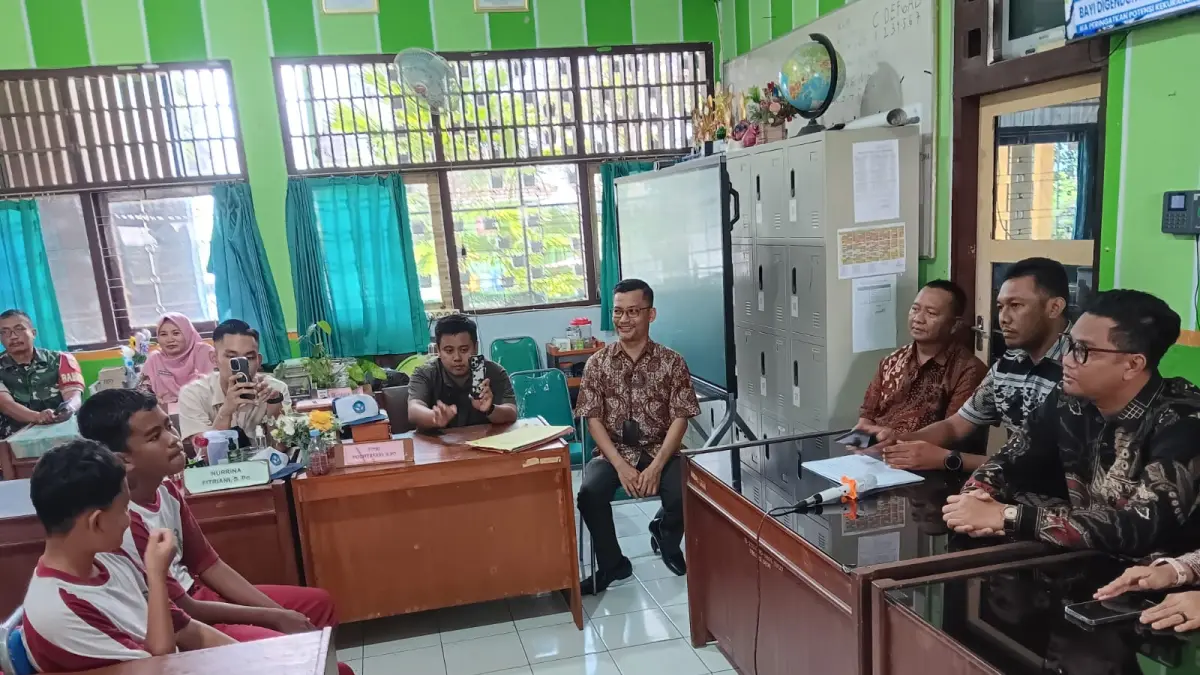 Bupati Klaten Hamenang Wajar Ismoyo saat melakukan dialog dengan para siswa SMPN 1 Kalikotes yang diduga keracunan seusai menyantap menu MBG (ANGGA PURENDA/RADAR SOLO)