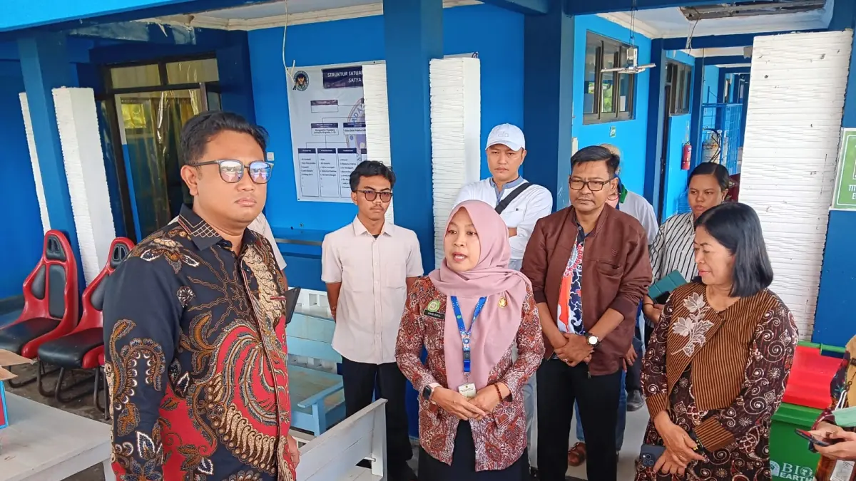 Bupati Klaten Hamenang Wajar Ismoyo saat mengecek langsung kondisi SPPG Satya Haprabu di Kalikotes, Klaten (ANGGA PURENDA/RADAR SOLO)