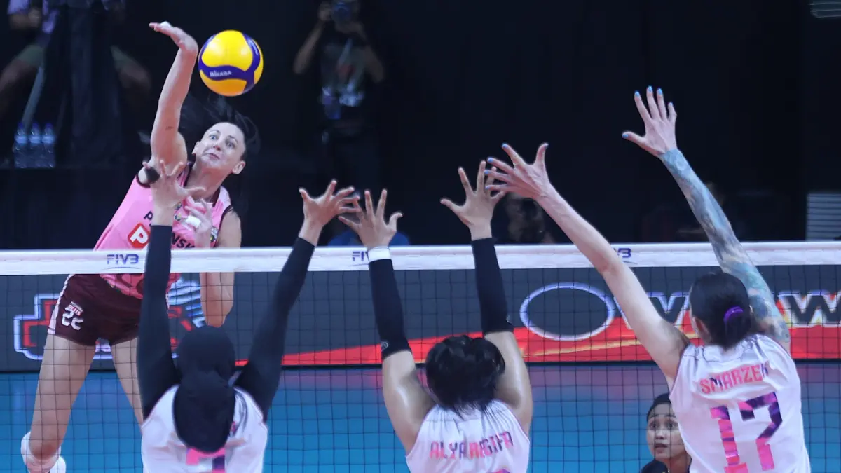 Gresik Phonska Plus Pupuk Indonesia unggul dari Jakarta Popsivo Polwan dalam laga lanjutan Final Four yang digelar di GOR Sritex Arena, Solo, Sabtu (11/4/2026). (DOK.PROLIGA) 