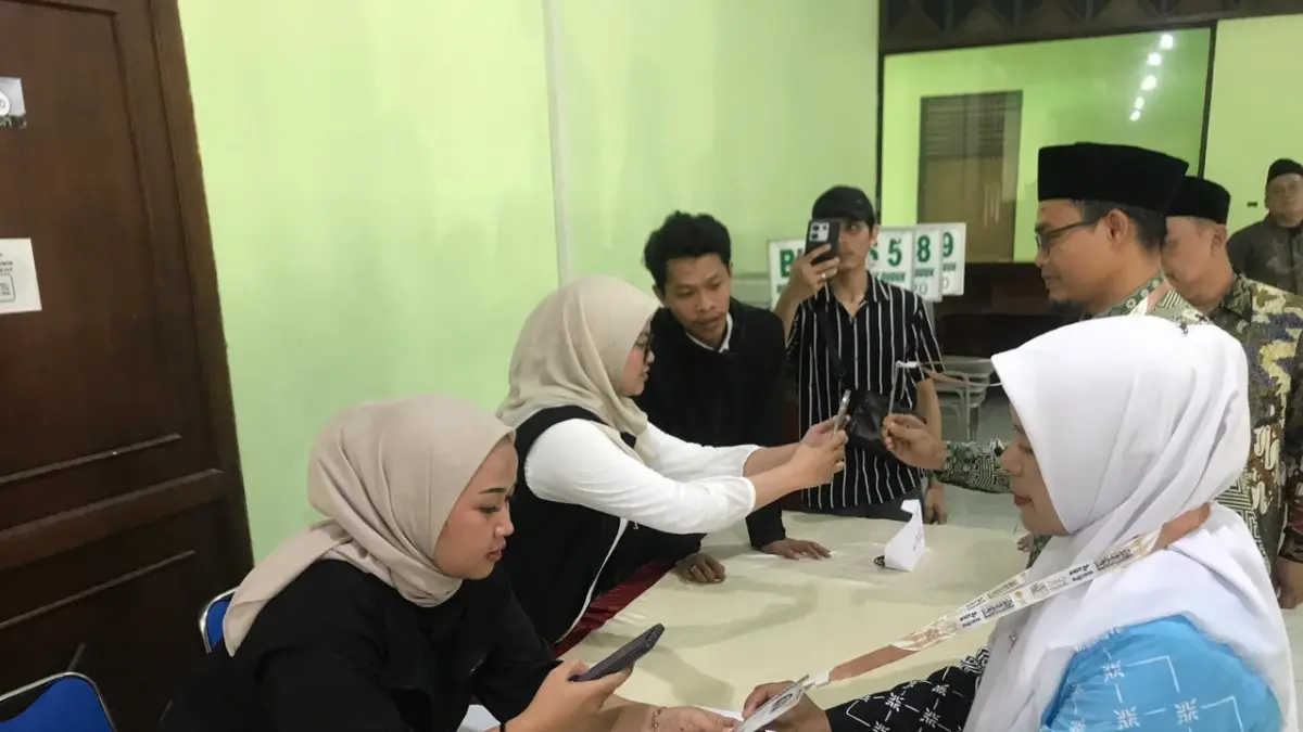 Kakanwil Haji Jawa Tengah, bersama Syarikah Rakeen menggelar simulasi penggunaan dan pembagian Kartu Nusuk di Asrama Haji Donohudan, Boyolali, Minggu (12/4/2026). (ABDUL KHOFID/RADAR SOLO)