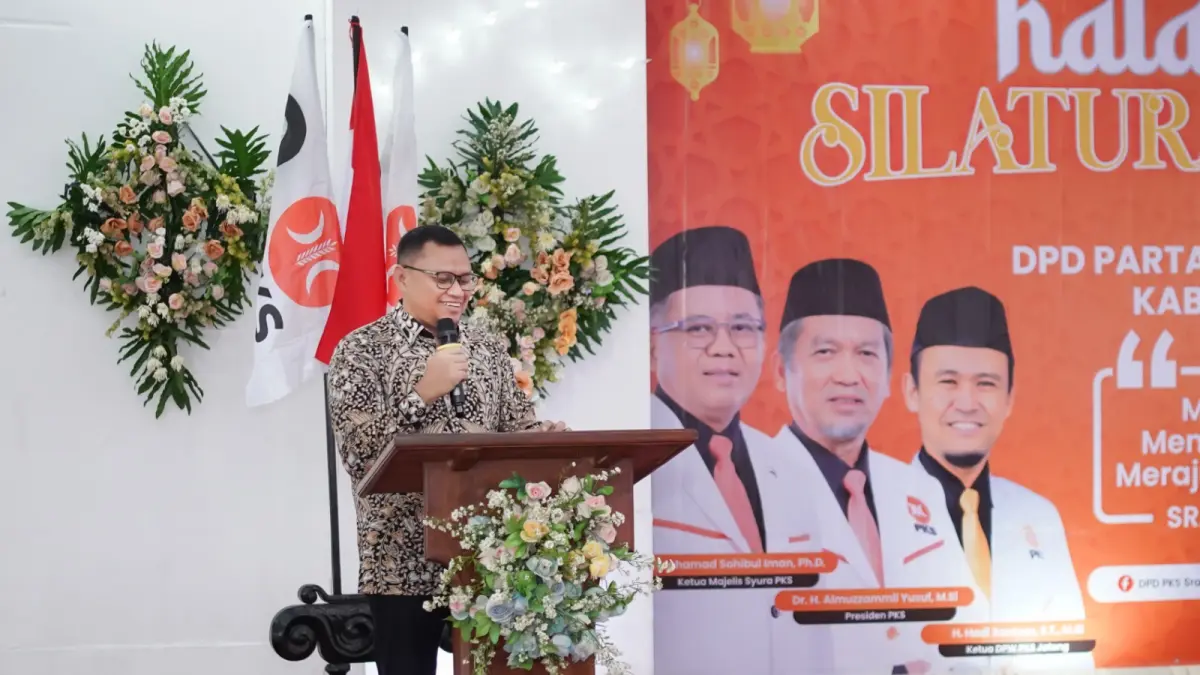 Ketua DPD PKS Sragen Gunawan sampaikan paparan kepada para kader dan simpatisan PKS se-Kabupaten Sragen dalam acara halalbihalal dan silaturahmi akbar di Gedung Kartini Sragen, Minggu (12/4/2026). (AHMAD KHAIRUDIN/RADAR SOLO)