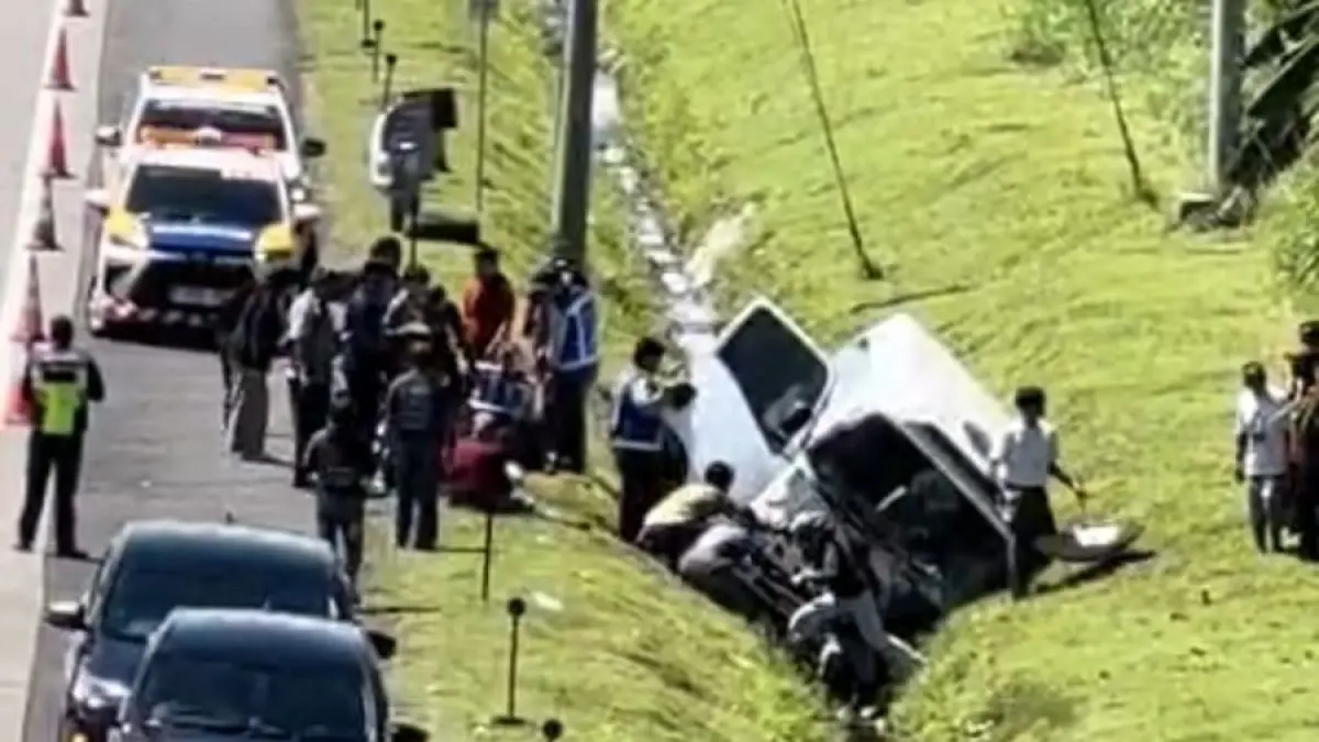 ondisi Isuzu Elf yang terperosok di jalur B Km 479 Tol Semarang-Solo setelah berusaha menghindari ban cadangan dari kendaraan lain yang tiba-tiba terlepas, Minggu (12/4/2026). (TANGKAPAN LAYAR)

&nbsp;