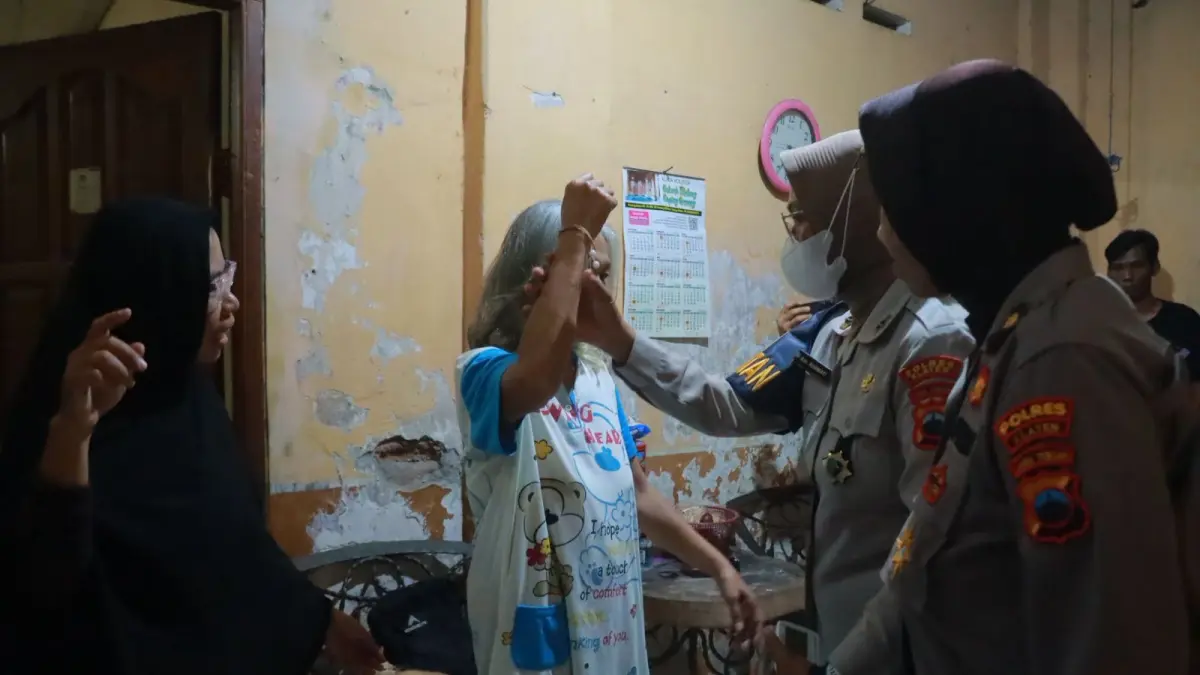 Pemeriksaan kesehatan bagi pasien rumah singgah di Desa Jungkare, Kecamatan Karanganom, Klaten. (Dokumentasi Polres Klaten)