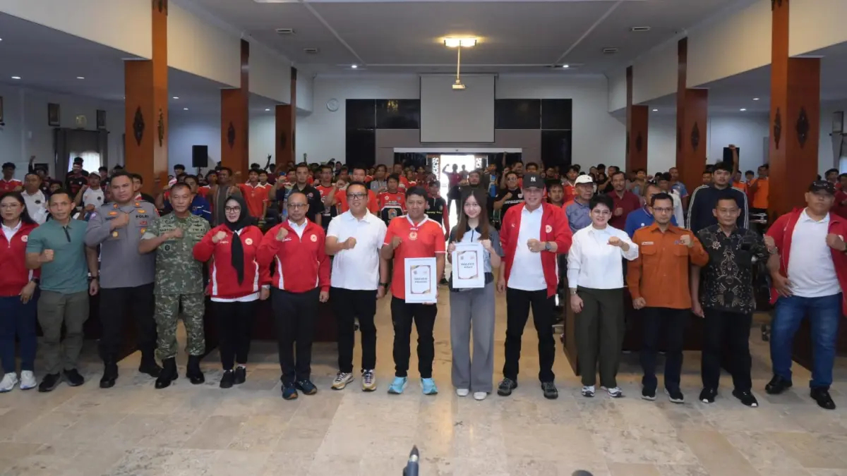 Pengukuhan atlet Karanganyar untuk berlaga di Pekan Olahraga Provinsi XVII Jawa Tengah 2026 di Ruang Paripurna DPRD Kabupaten Karanganyar, Sabtu (11/4/2026). (RUDI HARTONO/RADAR SOLO)