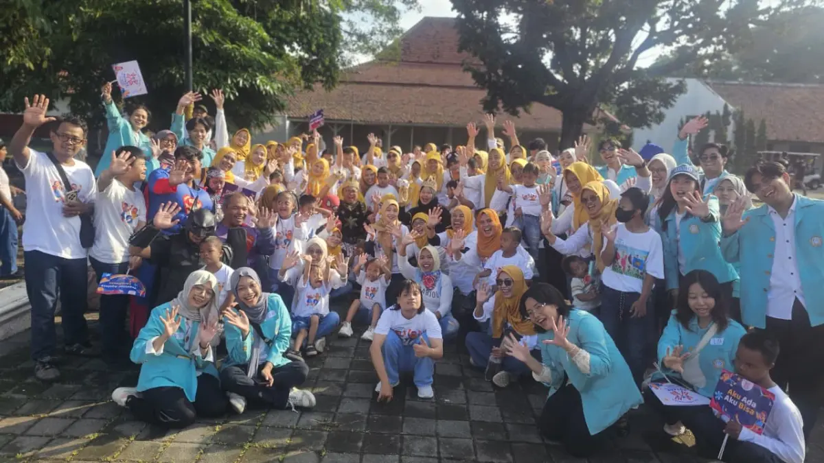 Tokoh superhero ambil bagian dalam Walk for Autism di Pura Mangkunegaran, Minggu (12/4). (ALFIDA NURCHOLISAH/RADAR SOLO)