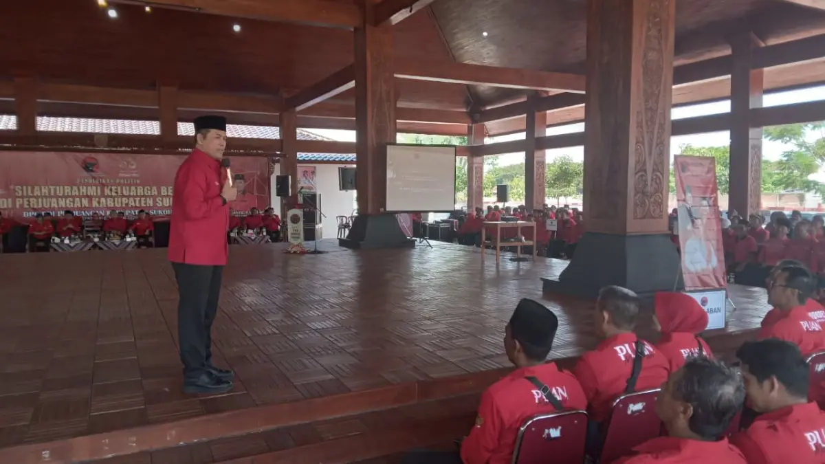 Wakil Ketua Bapilu DPD PDIP Jateng Joko Sutopo saat konsolidasi internal partai di Sukoharjo, Minggu (12/4). (IWAN KAWUL/RADAR SOLO)