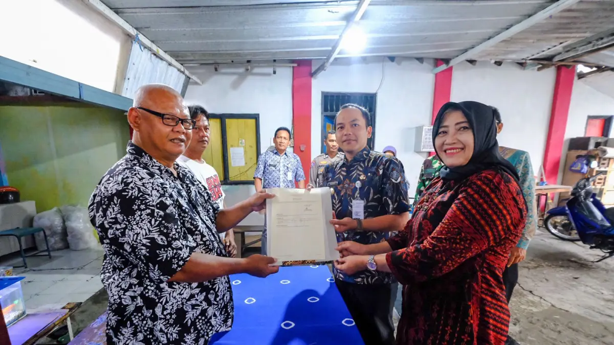 Wali Kota Solo serahkan sertifikat kepada warga Jebres. (Humas Pemkot Solo)
