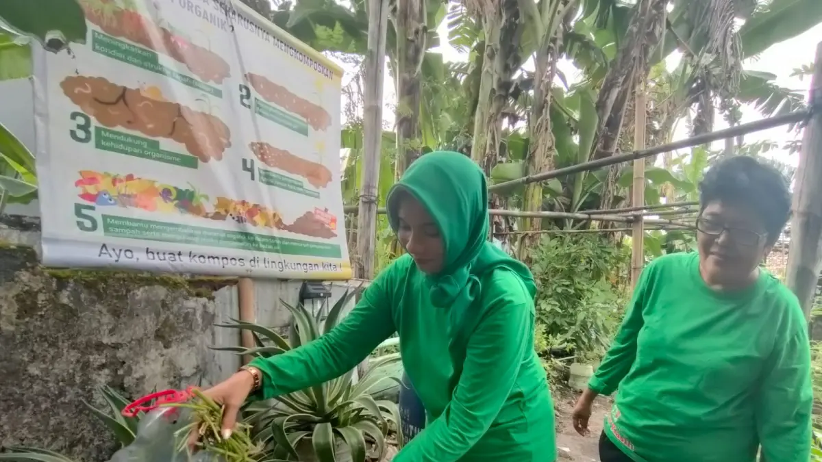 Warga RT 01 RW 03 Kelurahan Gajahan, Kecamatan Pasar Kliwon pilah sampah organik. (Silvester Kurniawan/Radar Solo)