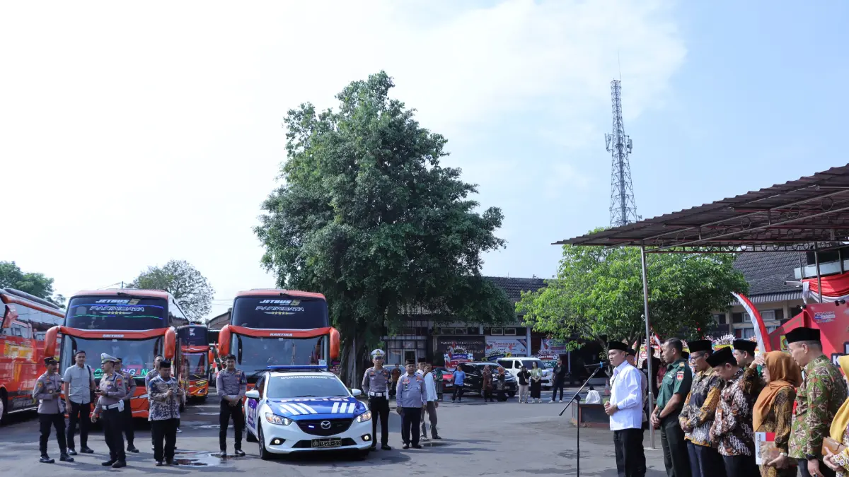 Bupati Wonogiri Setyo Sukarno melepas jamaah haji pada musim haji 2025. (DOK.IWAN ADI/RADAR SOLO)