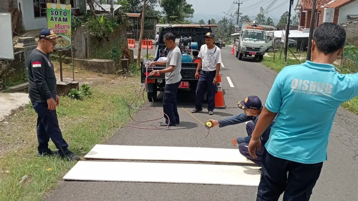 Dishub Boyolali membuat markah jalan sebagai upaya meminimalkan kecelakaan. (ABDUL KHOFID/RADAR SOLO)