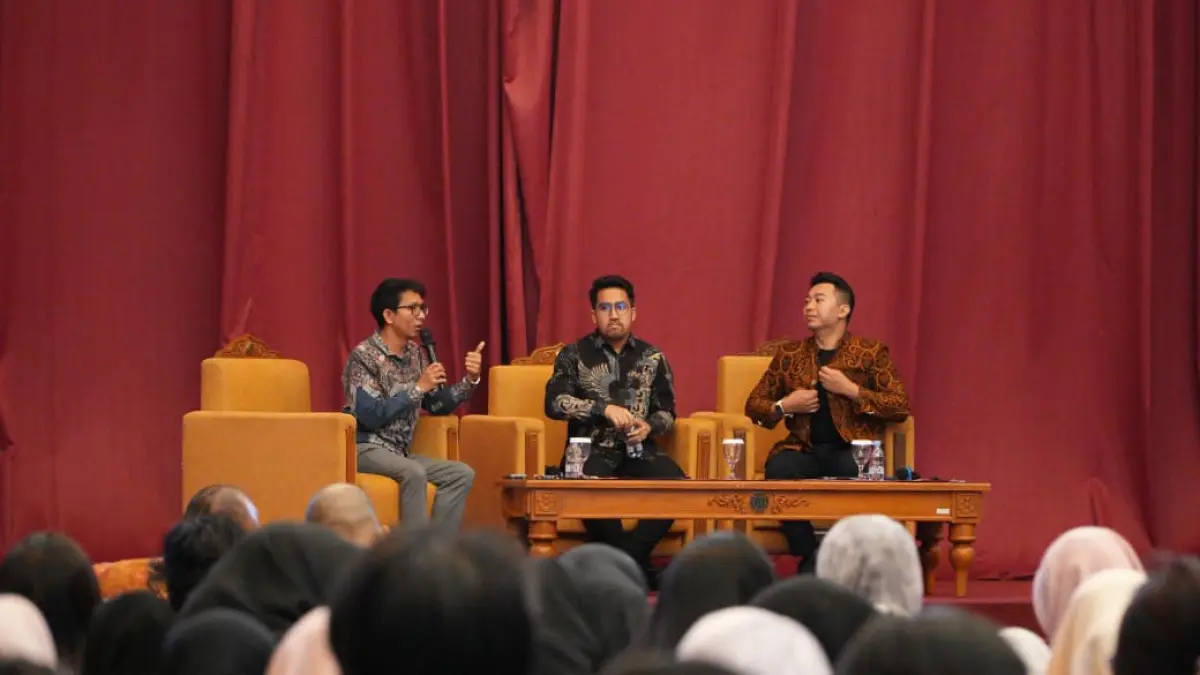  Edukasi literasi keuangan digital bagi generasi muda terus diperkuat lewat Infinity Goes to Campus di Universitas Sebelas Maret (UNS) Solo yang menggandeng BI dan OJK, Senin (13/4). (ALFIDA NURCHOLISAH/RADAR SOLO)