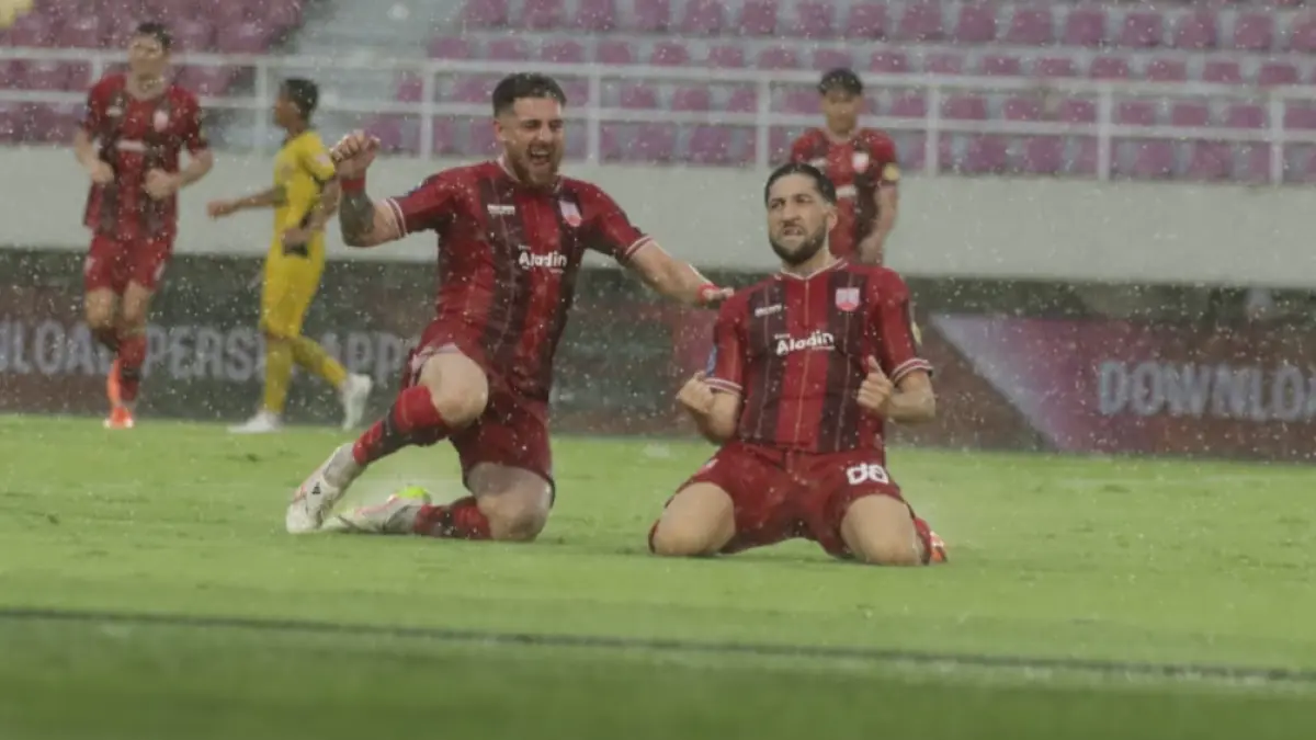 Gol Miroslav Maricic ke gawang Semen Padang ikut membawa Persis Solo menang di Stadion Manahan, Minggu (12/4/2026). (M. IHSAN/RADAR SOLO) 