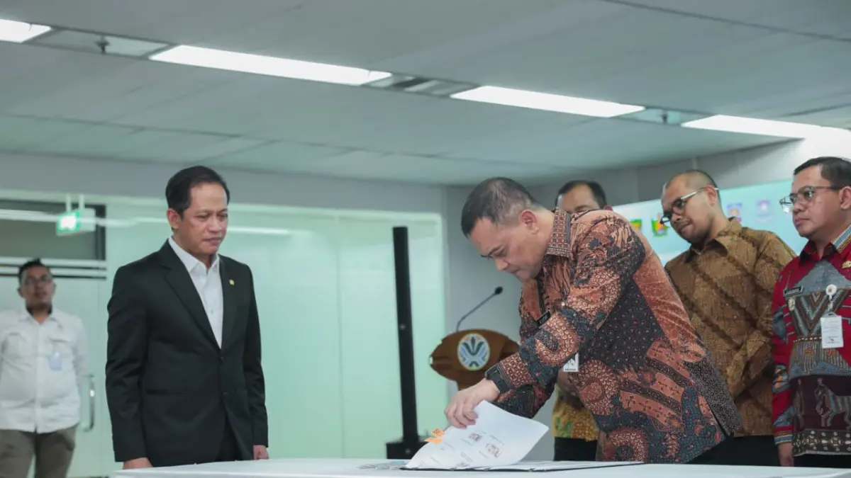 Gubernur Jateng meneken kesepakatan untuk membangun anglomerasi sampah di Pekalongan Raya dan Tegal Raya di Jakarta, Senin kemarin (13/4). (Humas Pemprov Jateng)