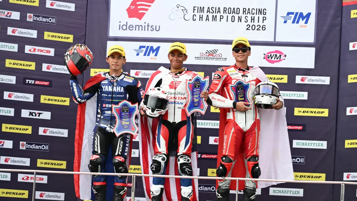 Herjun Atna Firdaus (kanan) berhasil mendapatkan podium ketiga pada balapan pertama kelas Supersport 600 (SS600) di ajang Asia Road Racing Championship (ARRC) (Dok. Astra Honda Racing Team)