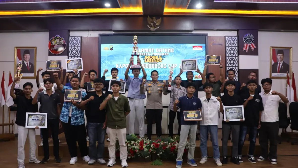 Kasat Binmas Polres Wonogiri Iptu Raymond Daniel Titaheluw bersama dengan para pemenang turnamen e-sport Mobile Legends bertajuk Kapolres Wonogiri Cup 2026 di Hall dan Aula Sanika Satyawada Polres Wonogiri, Sabtu (11/4/2026). (IWAN ADI/RADAR SOLO)