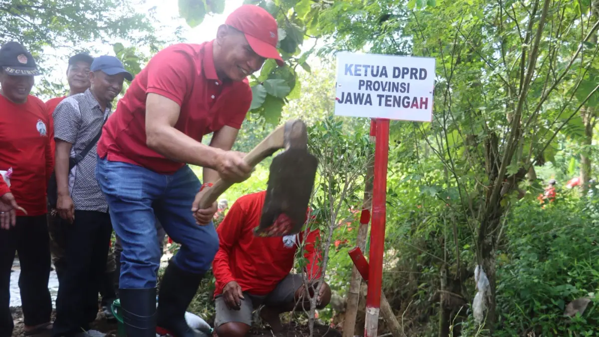 Ketua DPRD Jawa Tengah Sumanto mencanangkan Gerakan Penanaman Pohon Jogo Kali Merawat Bumi di Kabupaten Karanganyar untuk menjaga ekosistem lingkungan. (ISTIMEWA)