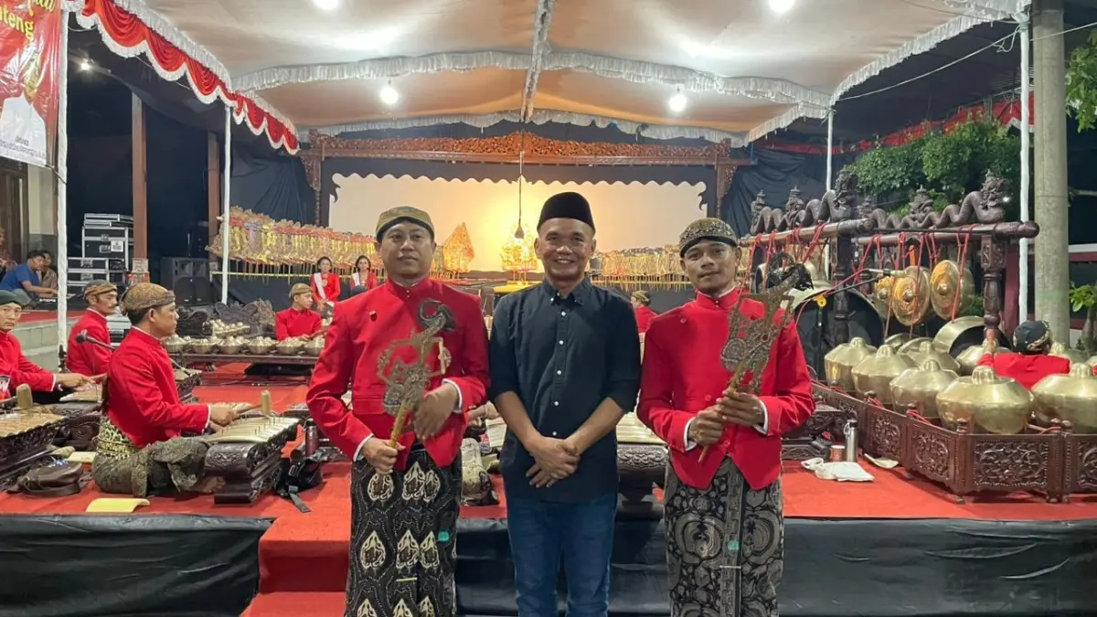 Ketua DPRD Jawa Tengah Sumanto menerima gelar kehormatan sebagai "Satriyo Pelestari Budaya Ringgit Purwo" dari Paguyuban Dalang Karanganyar. Penghargaan diserahkan oleh Ketua Paguyuban Dalang Karanganyar Ki Sulardiyanto Pringgo Carito. (ISTIMEWA)