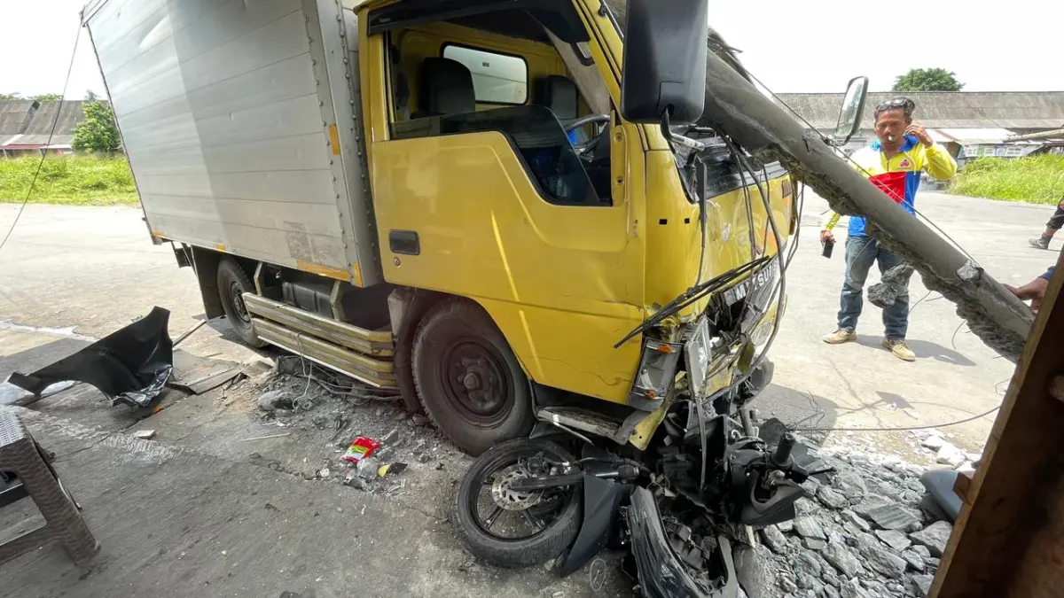 Kondisi truk Mitsubishi boks yang rusak parah usai menabrak sejumlah kendaraan dan warung di dalam kompleks Teminal Kartasura, Senin (13/4). (IWAN KAWUL/RADAR SOLO)