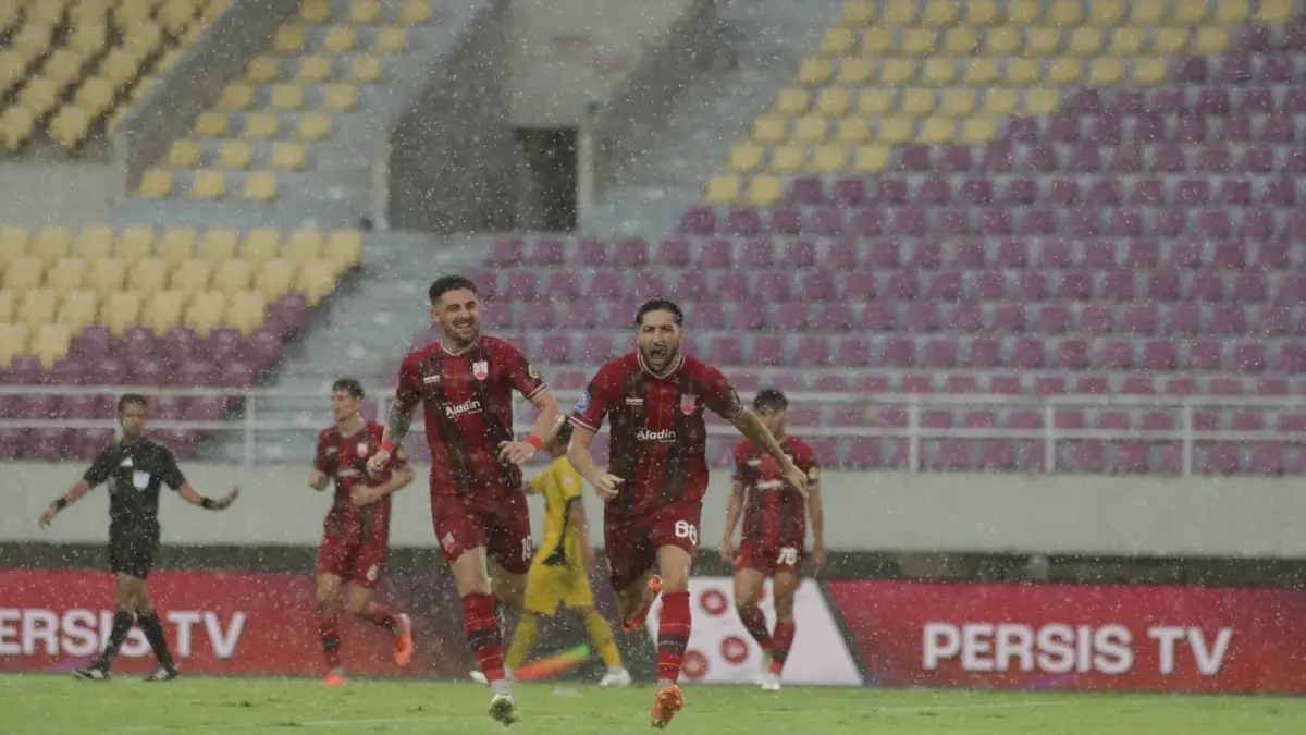 Laga Persis Solo melawan Semen Padang di Stadion Manahan, Minggu (12/4/2026). (M. IHSAN/RADAR SOLO) 