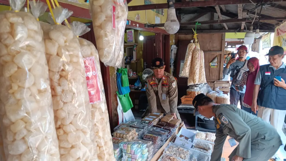 Personel Satpol PP dan Damkar Klaten saat melakukan penertiban terhadap pedagang yang berjualan dengan memanfaatkan trotoar di sepanjang Jalan Raya Jatinom. (Angga Purenda/Radar Solo)